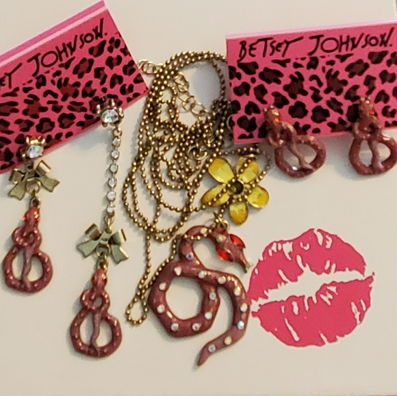 Betsey Johnson 3 Piece Set Snake & Flower Necklace & Earrings - Picture 2 of 11